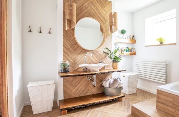 cuarto de baño de diseño ManoMano con mucha luz y paredes de madera