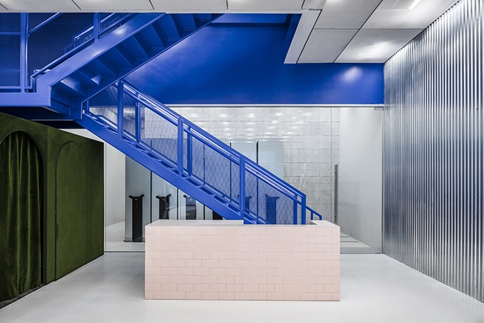 Ganador concurso arquitectónico ArchDaily 2021 escaleras interiores azules
