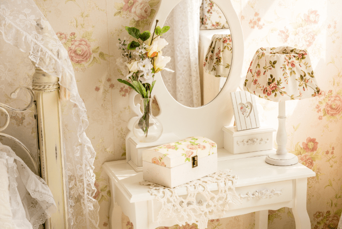 Espejo estilo provenzal en pared floreada de estilo provenzal
