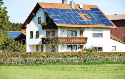 energía renovable con paneles solares en una vivienda