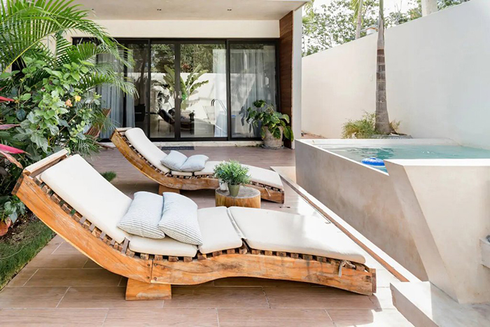 Terraza con dos tumbonas y una piscina en La Villa Privada tulum, alojamiento de Airbnb en México
