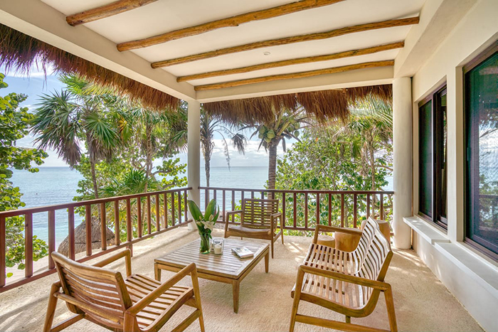 Terraza en un balcón con vistas al mar en Casa Corazón Airbnb en México
