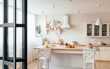 pequeña cocina con decoración sencilla y minimalista