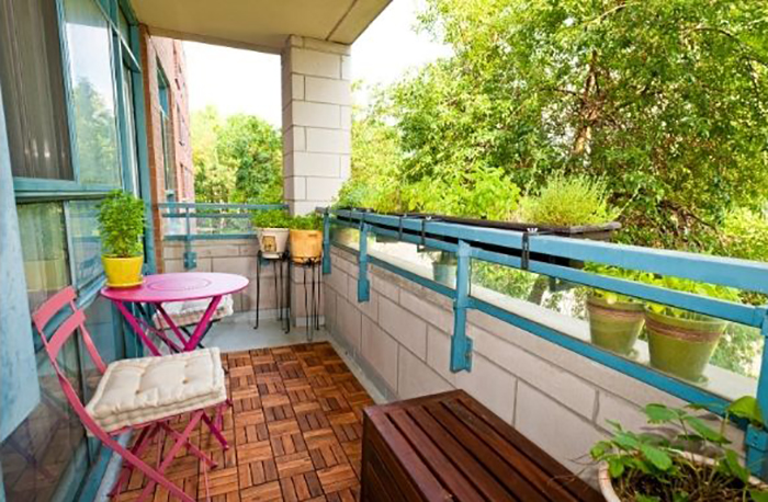 balcon tarima y mesas terraza