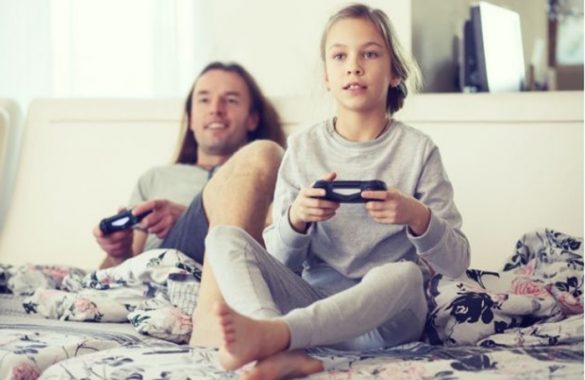 padre con hija jugando videojuegos