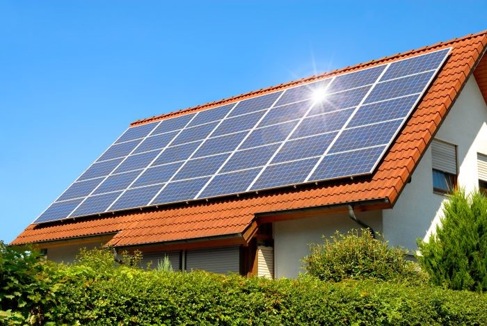 Panel solar sobre techo rojo como energía renovable