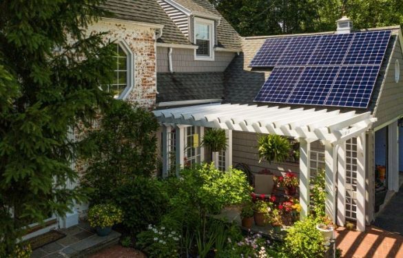 Casa-con-paneles-solares-en-su-tejado