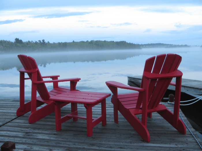 Mesa-y-sillas-rojas-de-madera-frente-al-mar-de-Canadá
