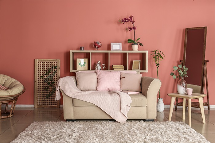 salón de tonos rosas con alfombra clara