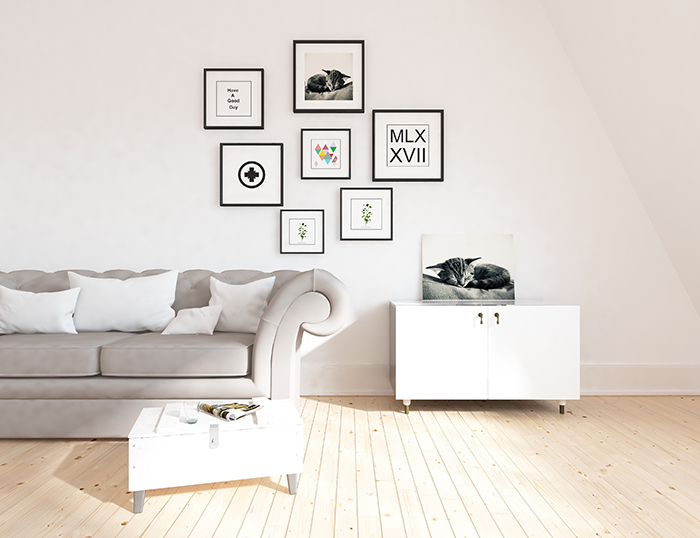sala de estar con decoración minimalista y cuadros en la pared