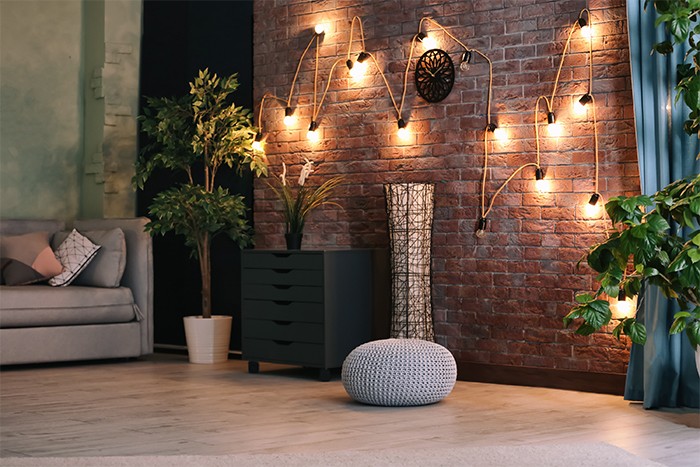 sala de estar con iluminacion artificial en las paredes