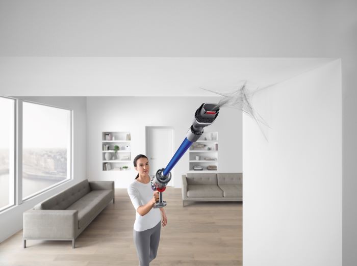 Aspiradora Dyson limpiando los techos del hogar