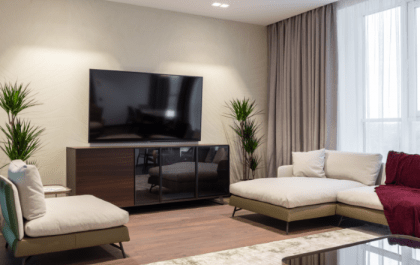 Mueble de TV ancho en un salón