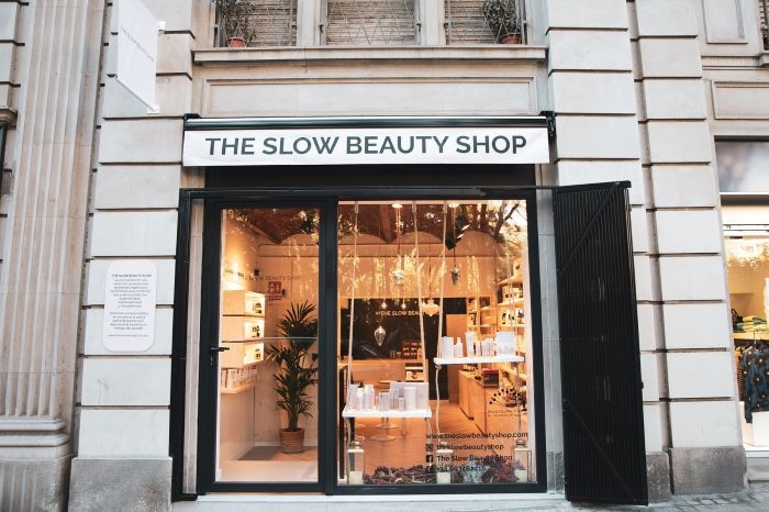 Fachada de tienda de cosmética Slow Beauty en Barcelona