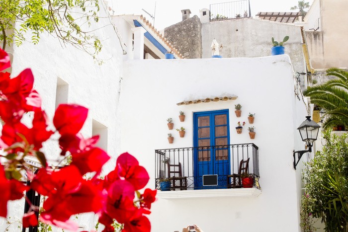 fachada casa Ibiza blanca y azul