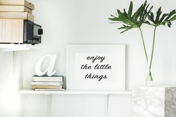 frase motivacional en un marco "Enjoy the little things"