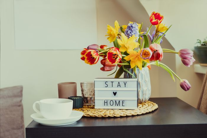 ejemplo decoracion mesa de café con jarrón de flores y taza