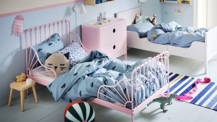 Dormitorio infantil con cama extensible y cojín Ikea