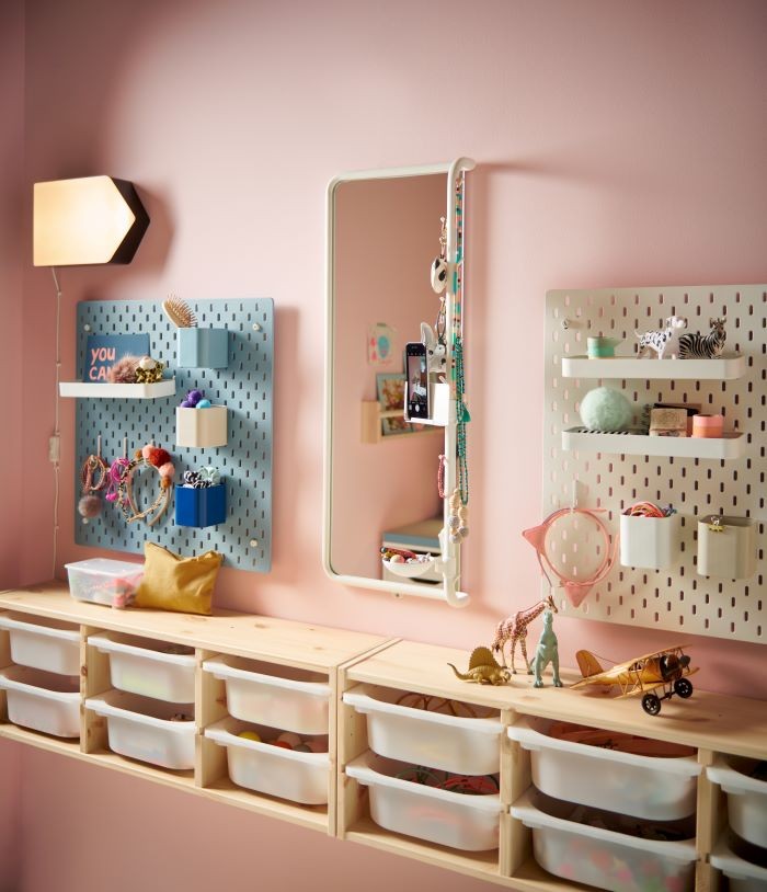 Dormitorio de un niño con espejo de IKEA