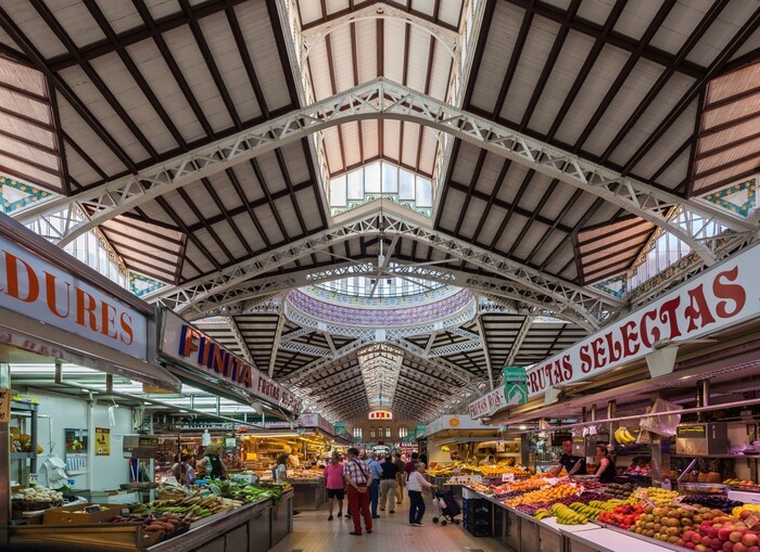 Vista interior puestos Mercado Central de Valencia