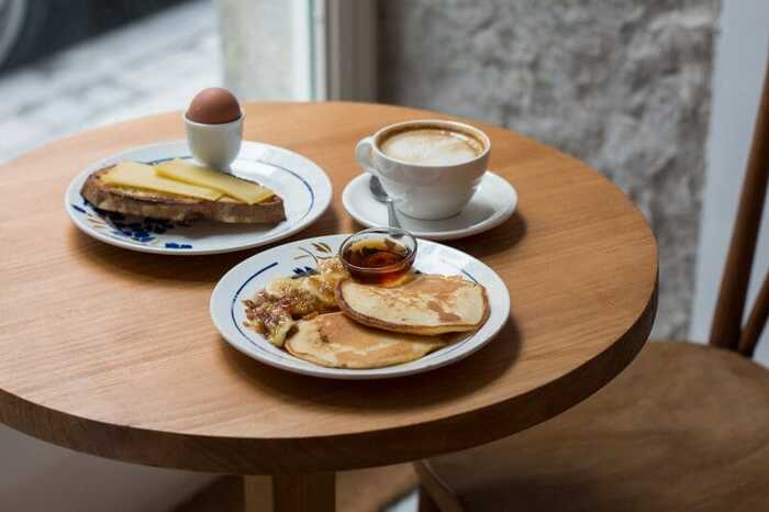Desayuno tortitas, huevo, tostada y café en la cafetería Hermanas Arce