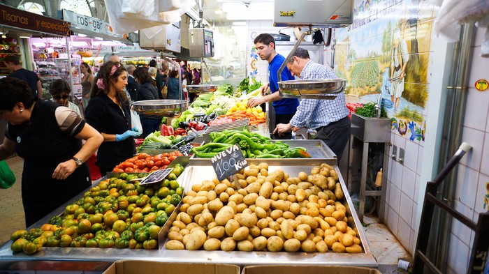 Puesto verduras en el Mercado Central de Valencia