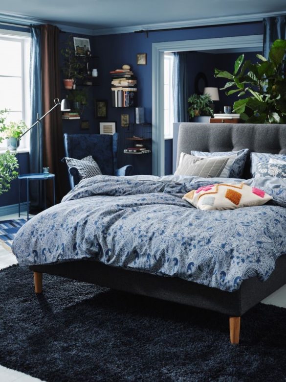 Dormitorio con ropa de cama de IKEA y estructura de cama Ikea