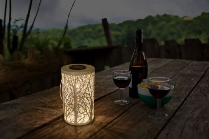 Lámpara minimalista FOREST de Leroy Merlin en el exterior