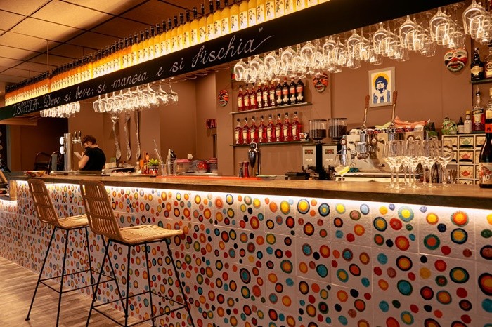 barra bar restaurante azulejos decoracion copas