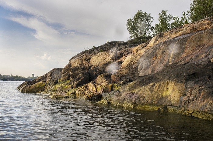 Acantilado con mar en Vallisaari en Finlandia