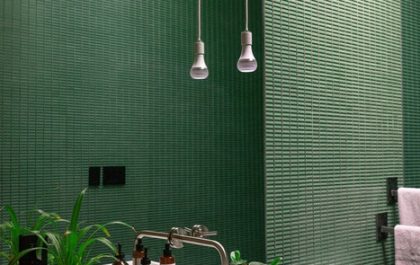 lavabo espejo pared azulejos verde