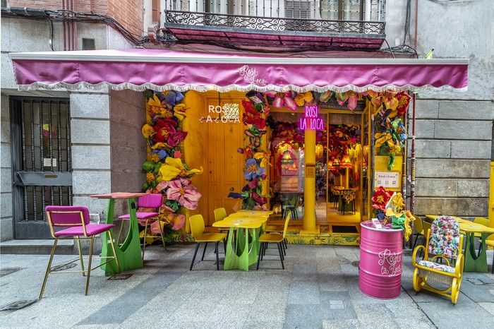 decoración colorida exterior del restaurante Rosi La Loca Madrid