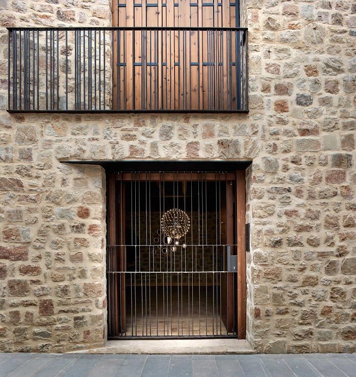 Fachada de piedra rural y madera de Iberian Modern House 