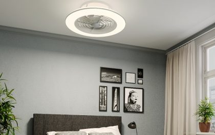 dormitorio con un ventilador moderno de techo