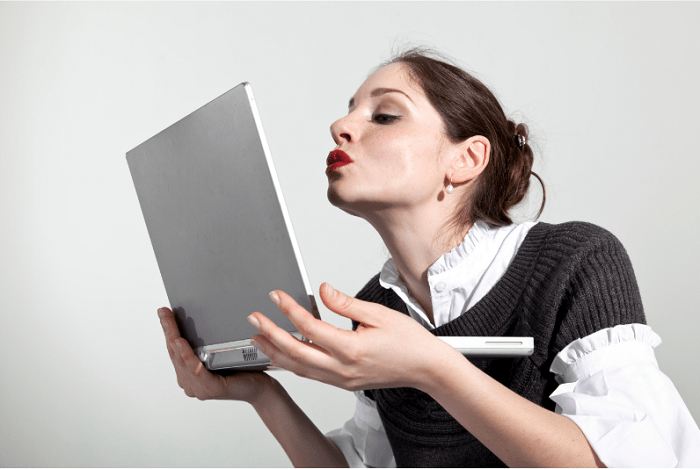 Mujer-coqueteando-online con el portátil