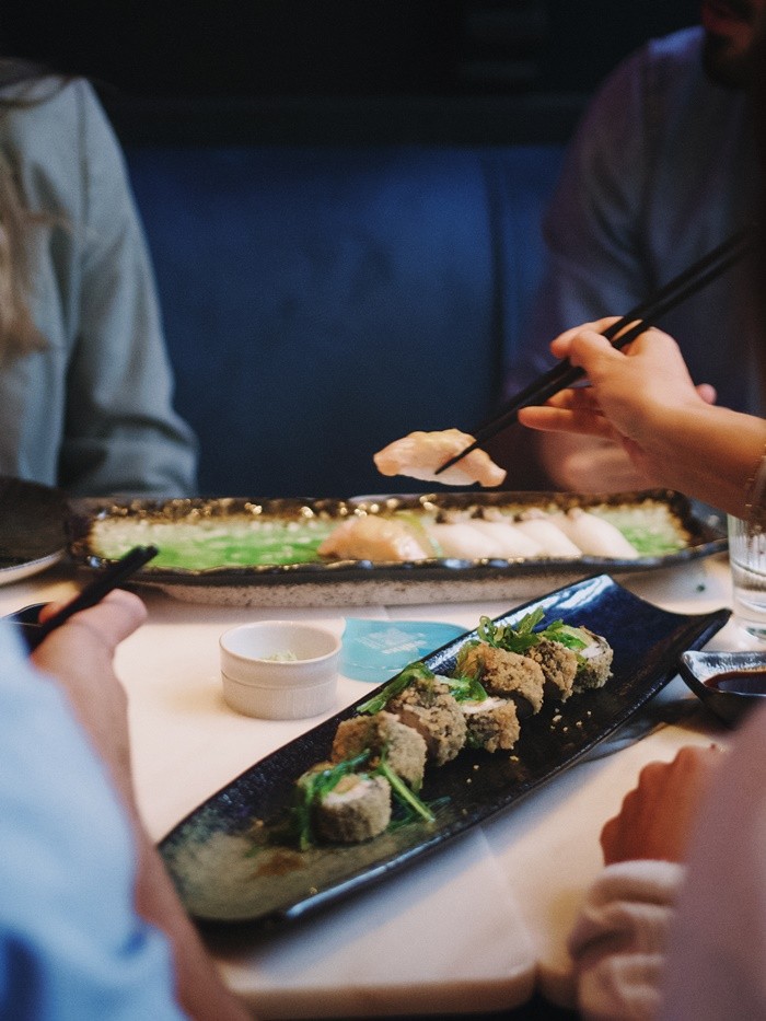 sushi palillos plato