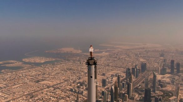 Tripulante de cabina en la punta del Burj Khalifa