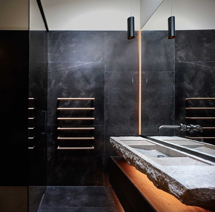 baño de iberian modern house en color negro y piedra