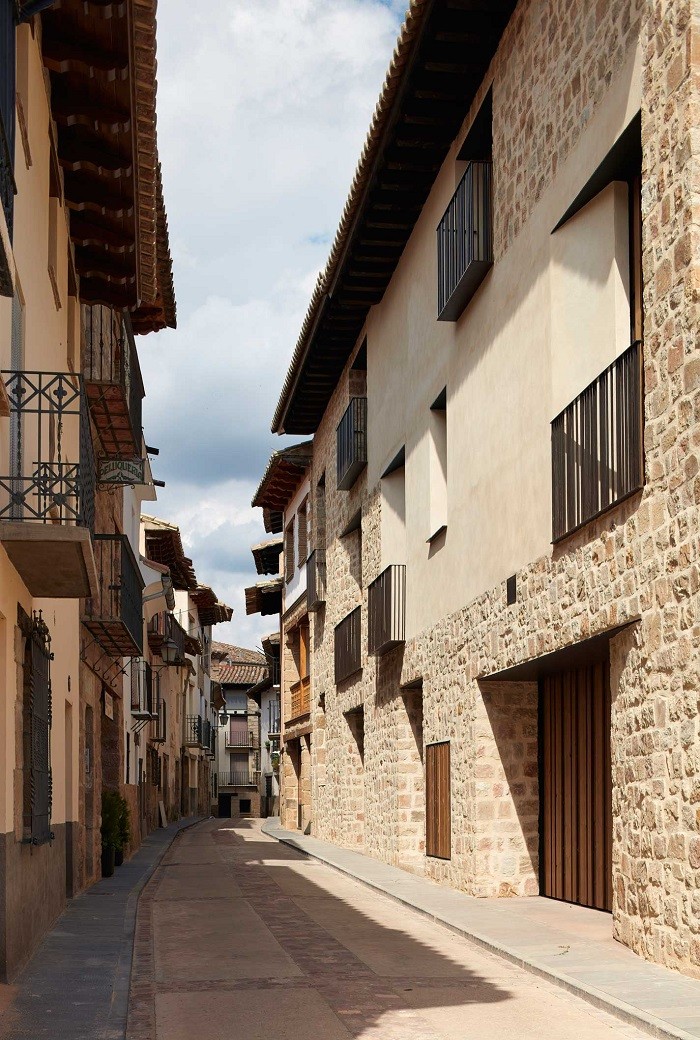 Calle de la localidad de Rubielos con su arquitectura tradicional y rural