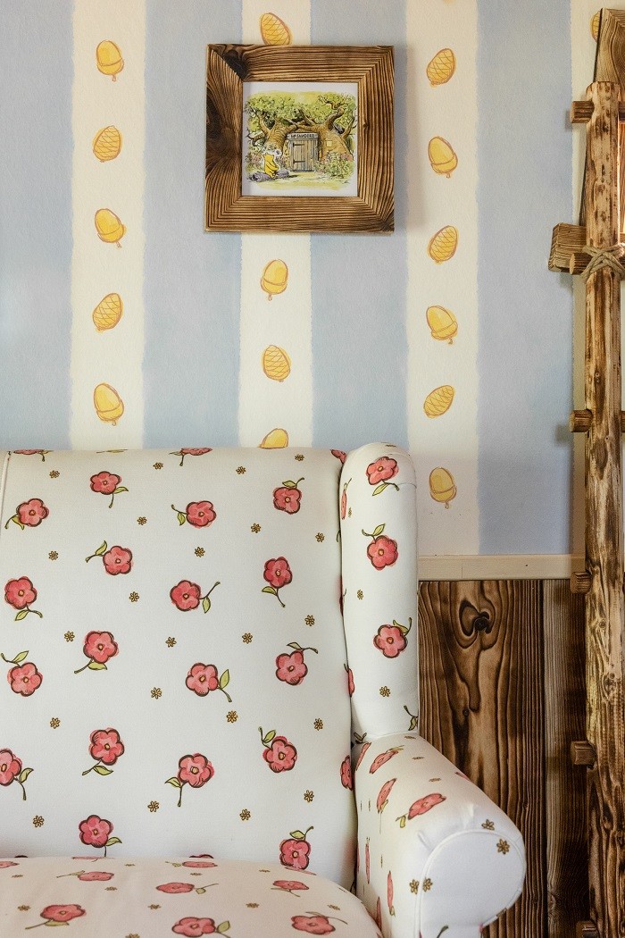 Interior de casa de Winnie the Pooh con papel en la pared