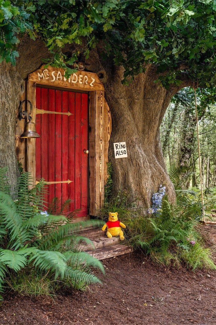 Puerta roja a la casa de winnie the pooh con Airbnb