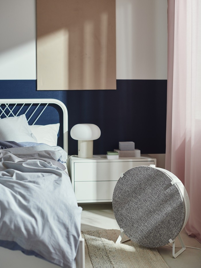 dormitorio con un purificador de aire de Ikea