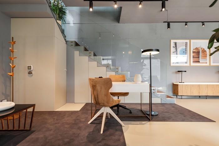 oficinas de Porto con mesa blanca y sillas de terciopelo
