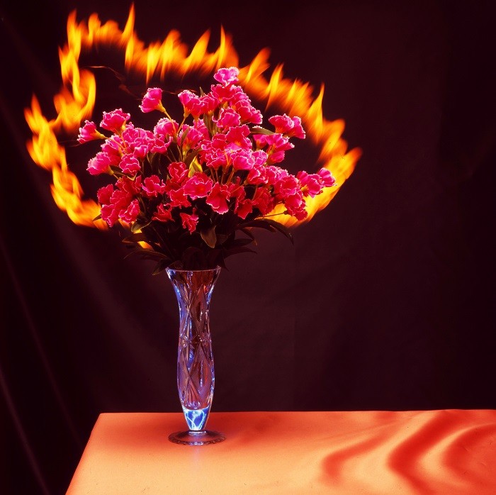 ramo de flores con fuego encima de la mesa