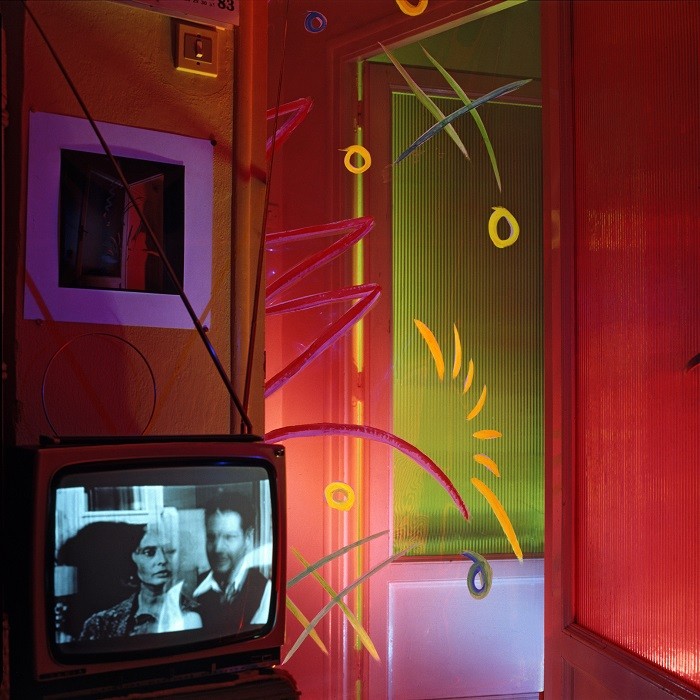 salón colorido con una televisión en blanco y negro