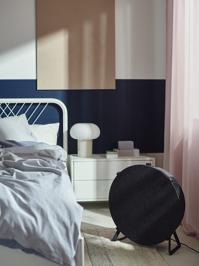 dormitorio con un purificador de suelo negro de Ikea