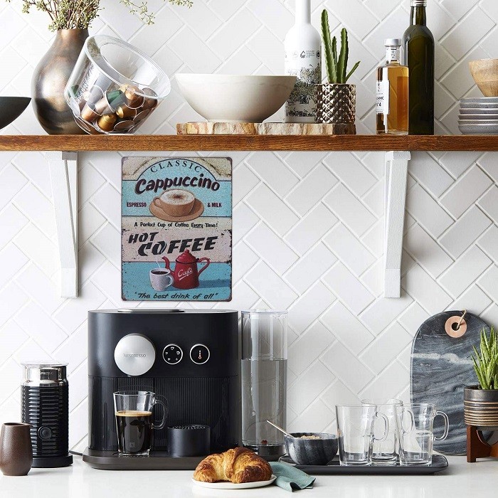 Rincón para el café en un hogar con cartel vintage o retro