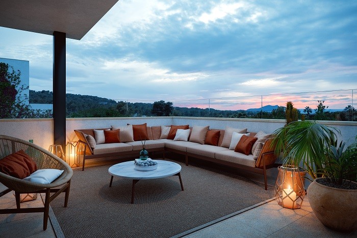 terraza con sofá con cojines y con vistas en Ibiza