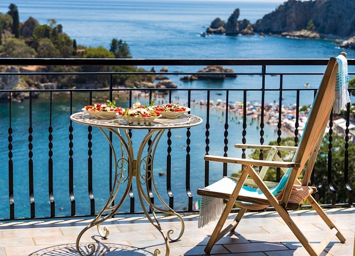 terraza frente al mar de una vivienda de lujo en Italia