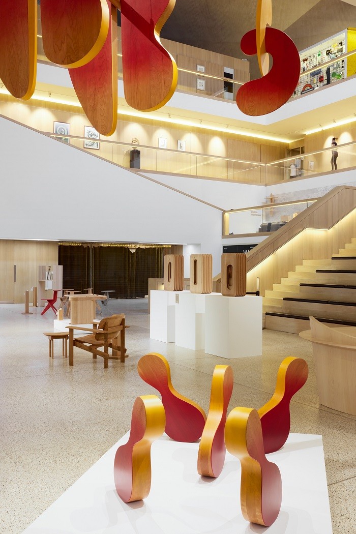 Interior del Design Museum en Londres con Discovered